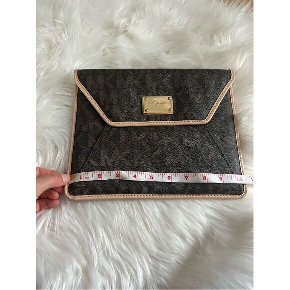 Michael Kors Envelope Clutch iPad cover or reading kindle Modern And stylish - Picture 4 of 9